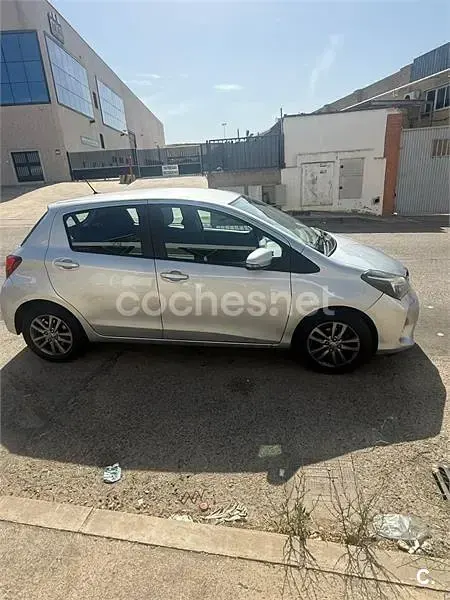 Usado Toyota Yaris Active 90 CV (66 kW) 2014 Gris / plata Utilitario