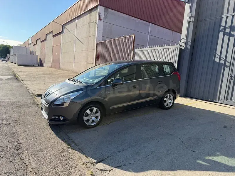Usado Peugeot 5008 Active 150 CV (110 kW) 2011 Gris / plata Monovolumen