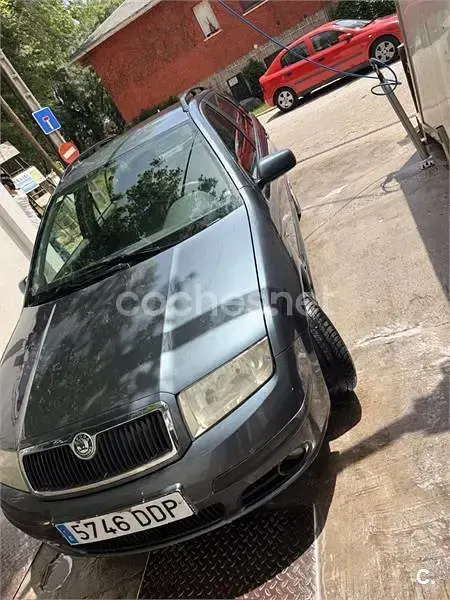 Usado Skoda Fabia Comfort 75 CV (55 kW) 2004 Gris / plata Familiar