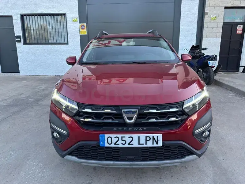 Usado Dacia Sandero Essentiel 91 CV (66 kW) 2021 Granate Berlina