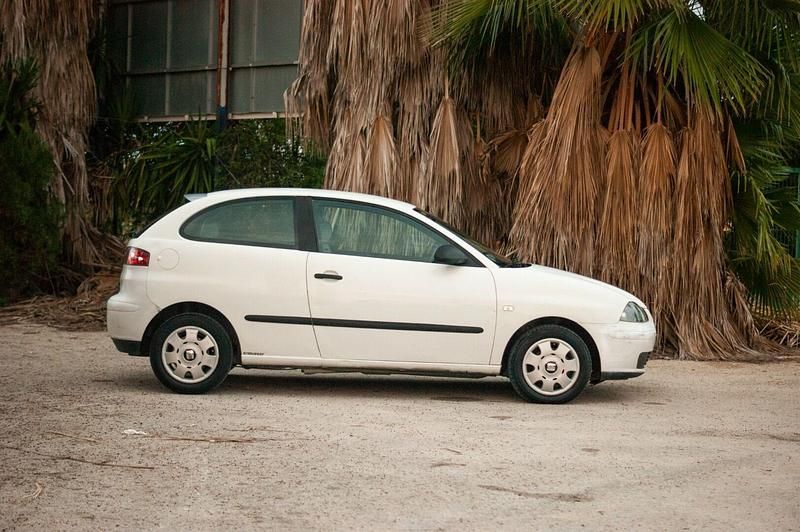 Usado Seat Ibiza Stella 75 CV (55 kW) 2002 Gris Utilitario