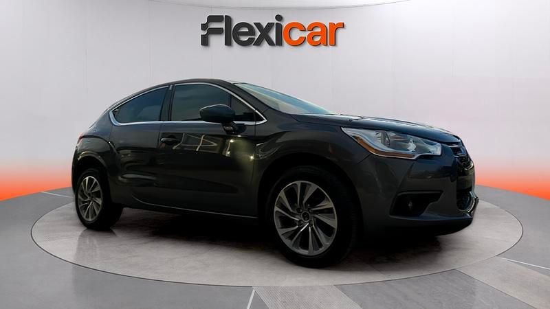 Usado DS Automobiles DS4 Design 120 CV (88 kW) 2015 Gris Berlina