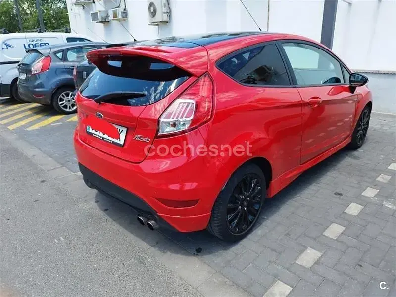 Usado Ford Fiesta 140 CV (102 kW) 2016 Rojo Utilitario