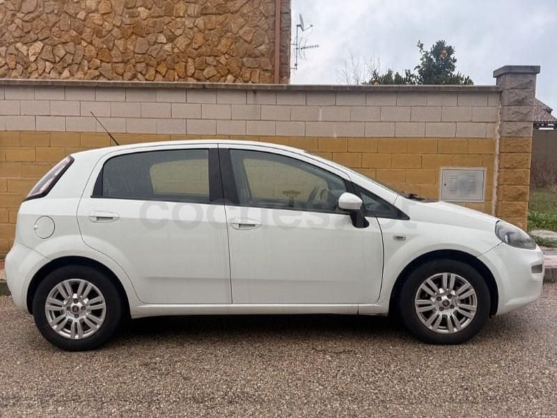 Usado Fiat Punto Young 75 CV (55 kW) 2015 Blanco Utilitario