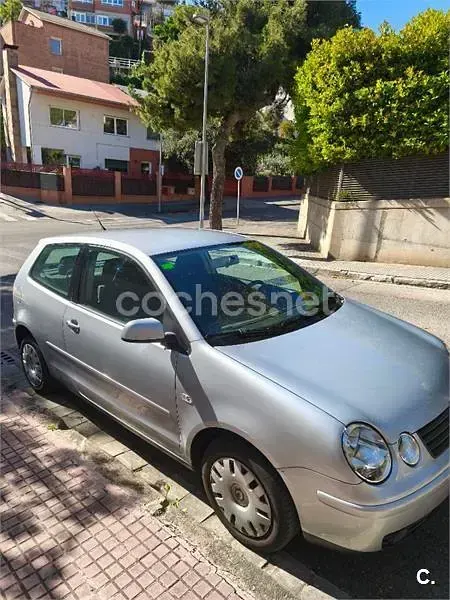 Usado VW Polo Highline 75 CV (55 kW) 2003 Gris / plata Berlina