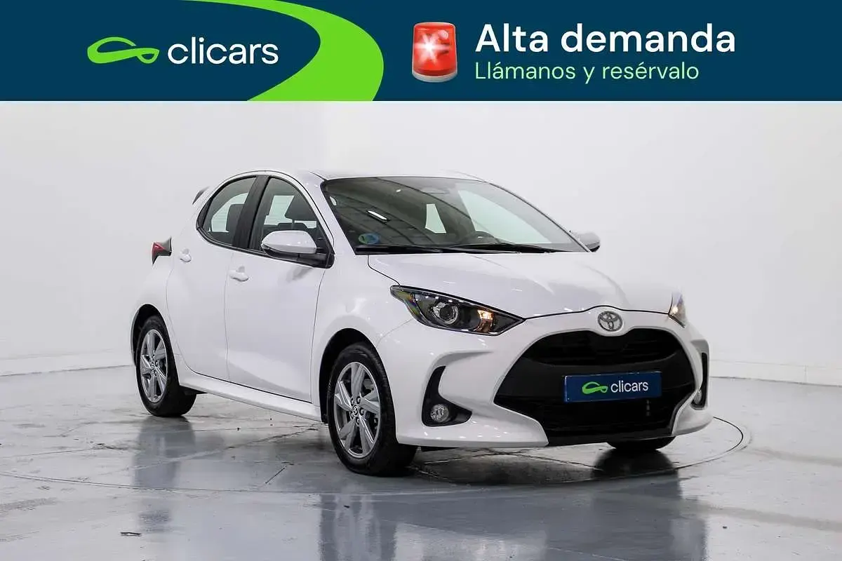 Usado Toyota Yaris Hybrid Active 75 CV (55 kW) 2025 Blanco Berlina