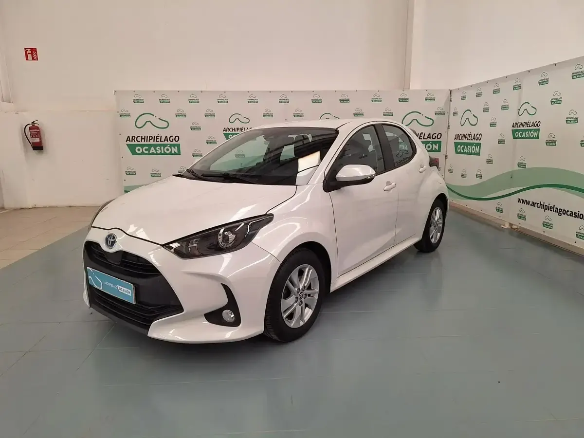 Używany Toyota Yaris Hybrid Edition 116 KM (85 kW) 2021 Biały Sedan/Limuzyna