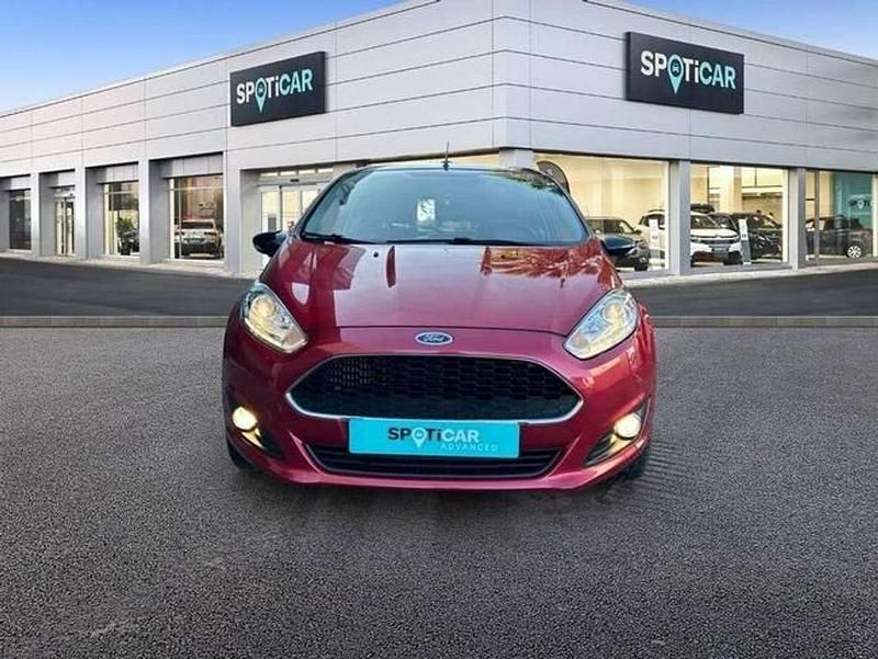 Usado Ford Fiesta Trend 75 CV (55 kW) 2017 Rojo Utilitario