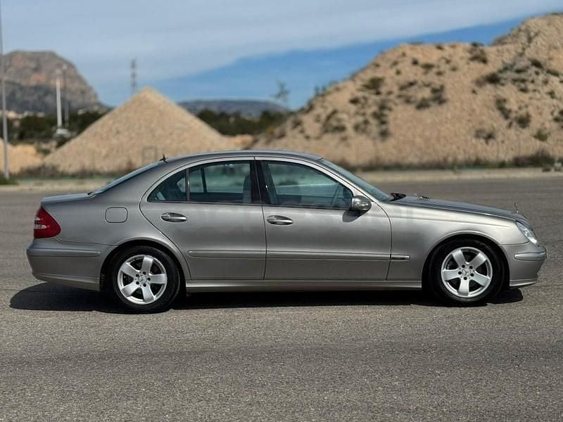 Usado Mercedes E280 Avantgarde 190 CV (139 kW) 2006 Beige Berlina