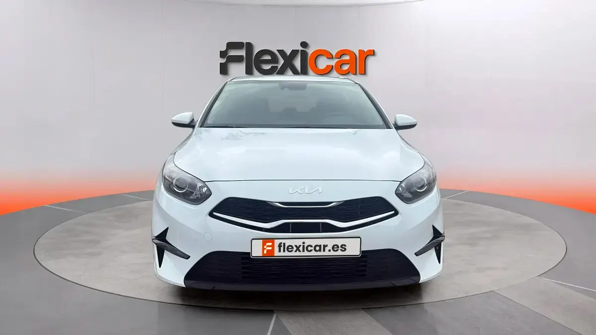 Usado Kia Ceed 136 CV (100 kW) 2023 Blanco Utilitario