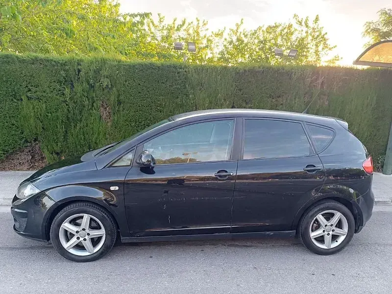 Usado Seat Altea Reference 105 CV (77 kW) 2013 Negro Monovolumen