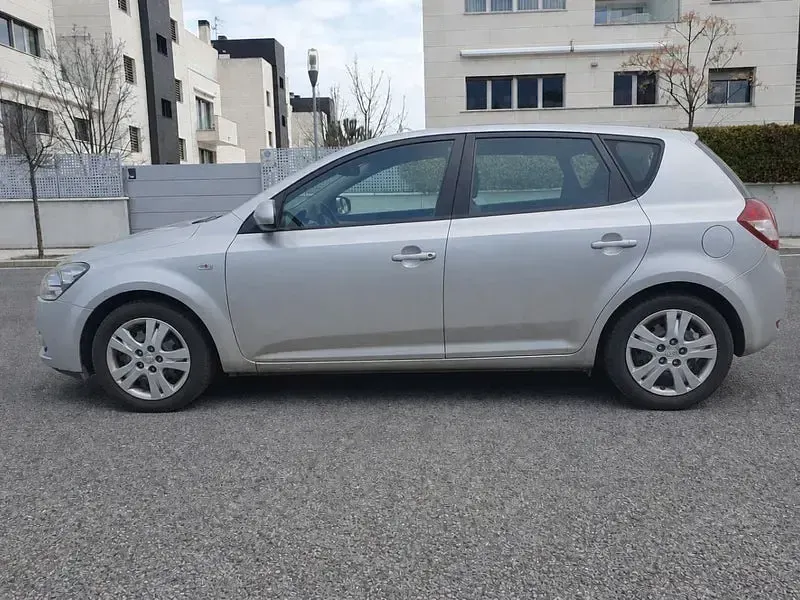 Usado Kia Ceed 90 CV (66 kW) 2010 Gris / plata Utilitario
