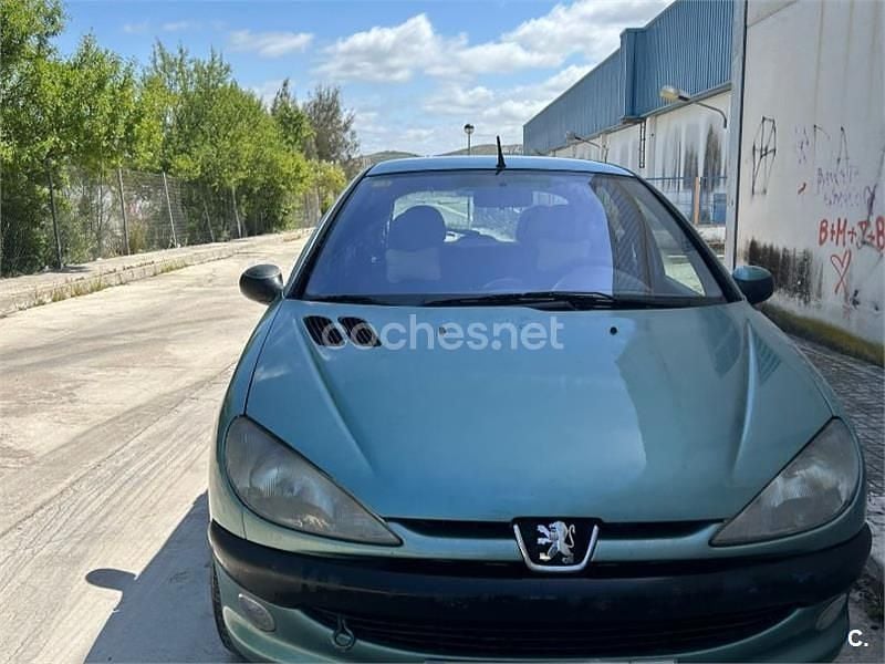 Usado Peugeot 206 70 CV (51 kW) 1999 Azul Utilitario