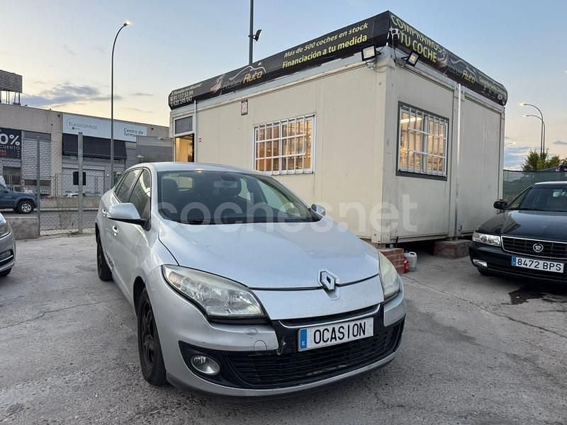 Gris / plata Usado 2012 Renault Mégane Dynamique Berlina | 4799 € (Buen precio) - Imagen 1/4