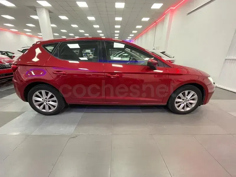 Usado Seat Leon Style 110 CV (80 kW) 2018 Granate Berlina