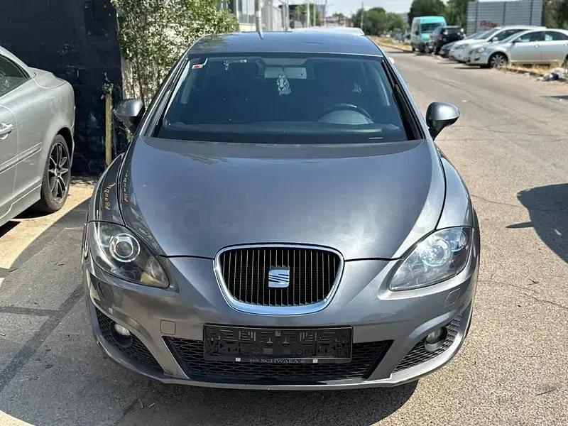 Usado Seat Leon Style 125 CV (91 kW) 2012 Gris / plata Berlina