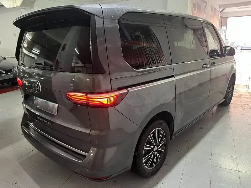 Usado VW Multivan Style 150 CV (110 kW) 2025 Gris / plata Monovolumen