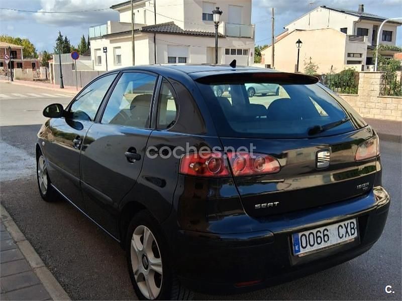 Usado Seat Ibiza 100 CV (73 kW) 2004 Negro Berlina