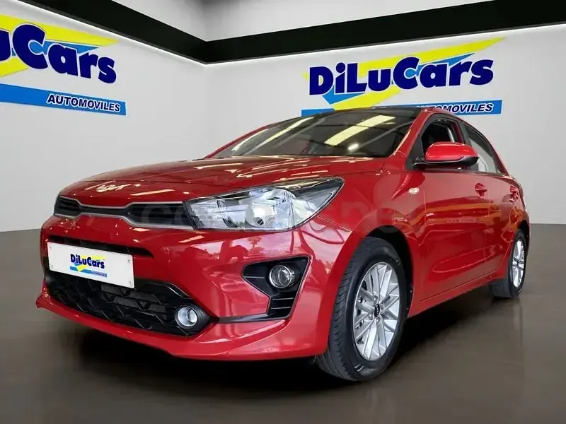 Usado Kia Rio 100 CV (73 kW) 2023 Granate Berlina