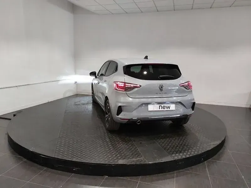 Usado Renault Clio V Techno 100 CV (73 kW) 2025 Gris / plata Berlina