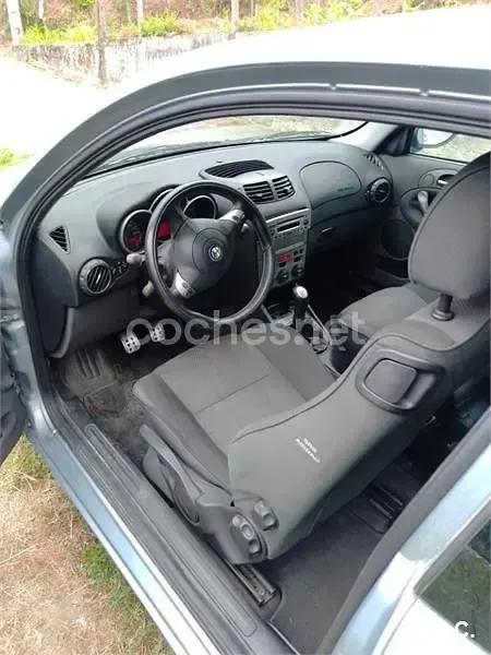 Usado Alfa Romeo 147 Progression 105 CV (77 kW) 2002 Gris / plata Utilitario