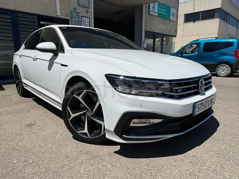 Usado VW Passat R-line 150 CV (110 kW) 2021 Blanco Berlina