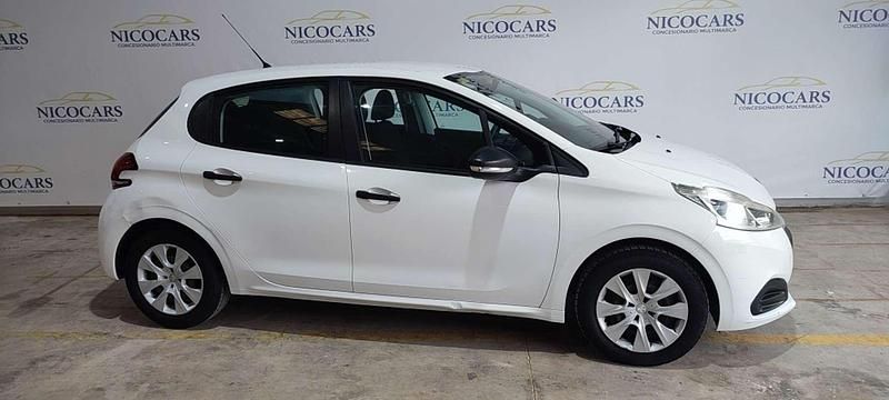 Blanco Usado 2016 Peugeot 208 Access Utilitario | 8300 € (Un poco caro) - Imagen 1/4