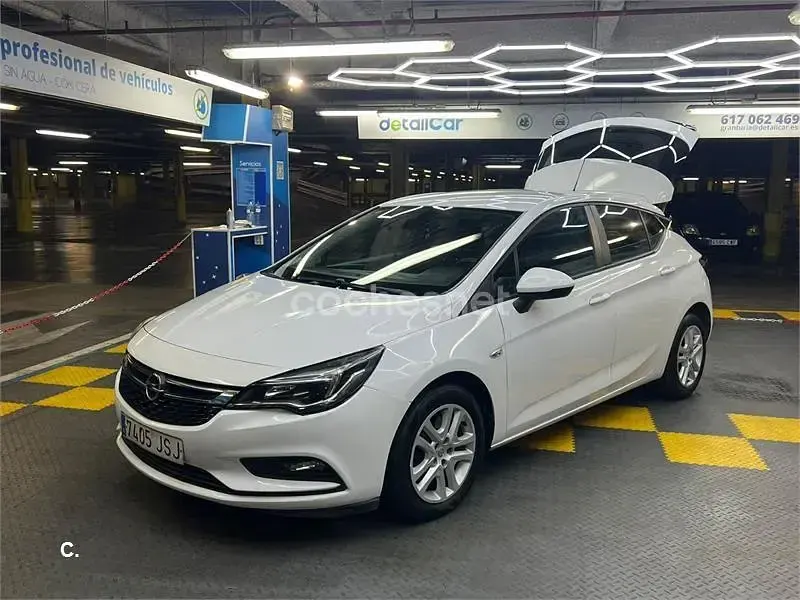 Używany Opel Astra Selective 110 KM (80 kW) 2016 Biały Sedan/Limuzyna