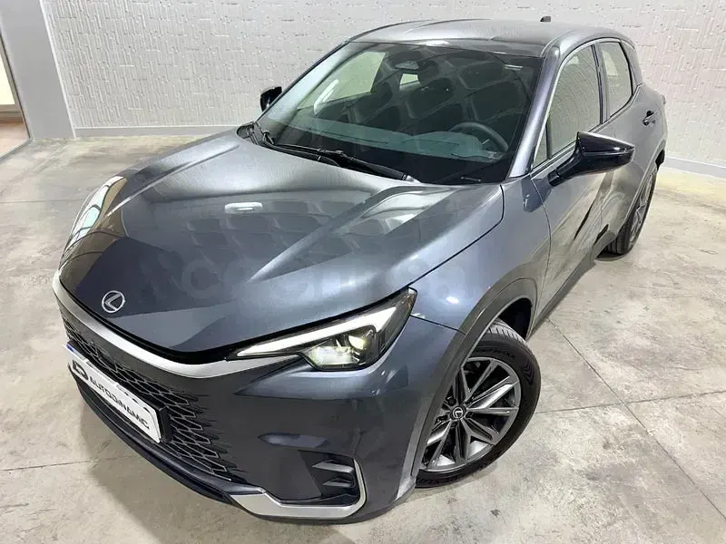 Usado Lexus LBX 136 CV (100 kW) 2025 Gris / plata SUV