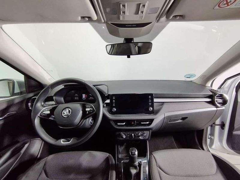 Usado Skoda Fabia Selection 95 CV (69 kW) 2024 Gris plata Berlina