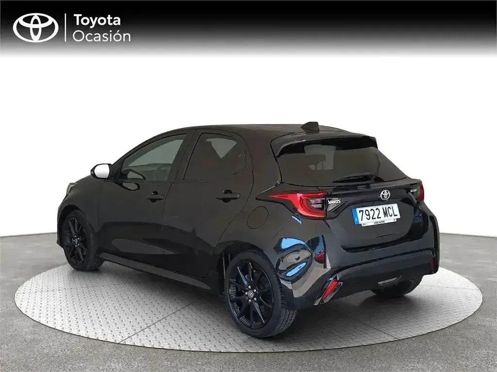 Usado Toyota Yaris Hybrid Style 116 CV (85 kW) 2022 Negro Monovolumen