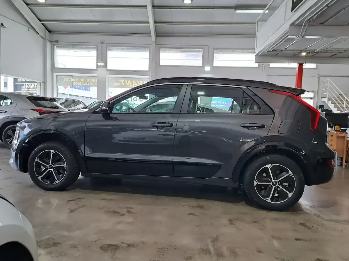 Usado Kia Niro 141 CV (103 kW) 2023 Gris / plata SUV