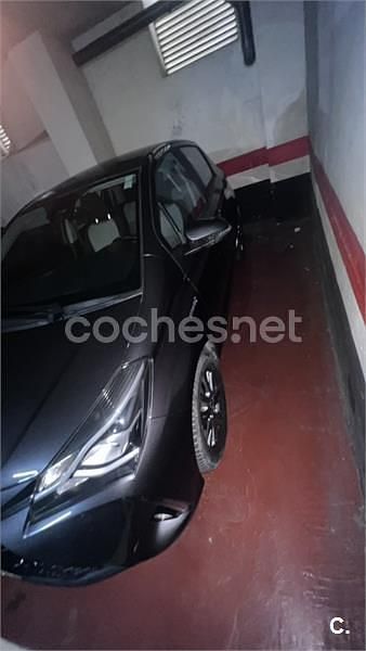 Usado Toyota Yaris Hybrid Active 100 CV (73 kW) 2018 Gris / plata Berlina