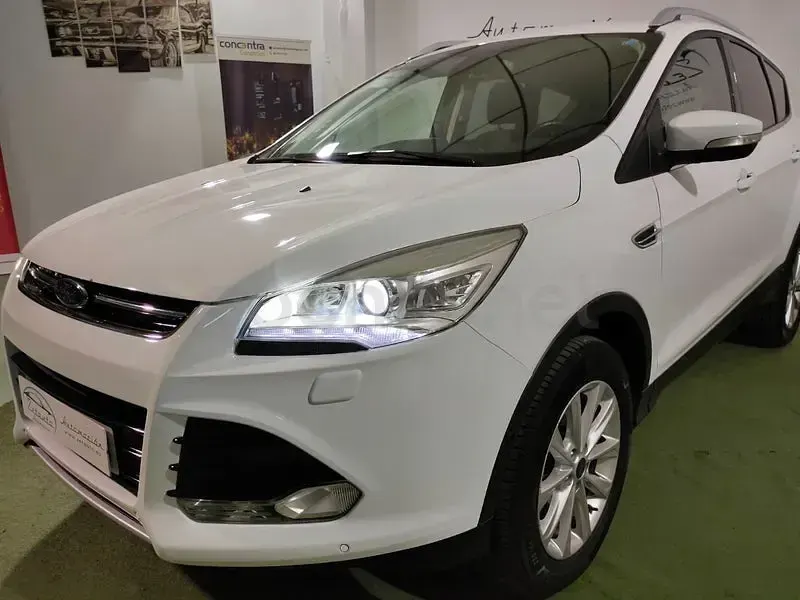 Usado Ford Kuga Titanium 150 CV (110 kW) 2015 Blanco SUV