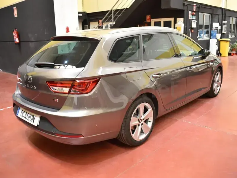 Usado Seat Leon FR 150 CV (110 kW) 2016 Gris / plata Familiar