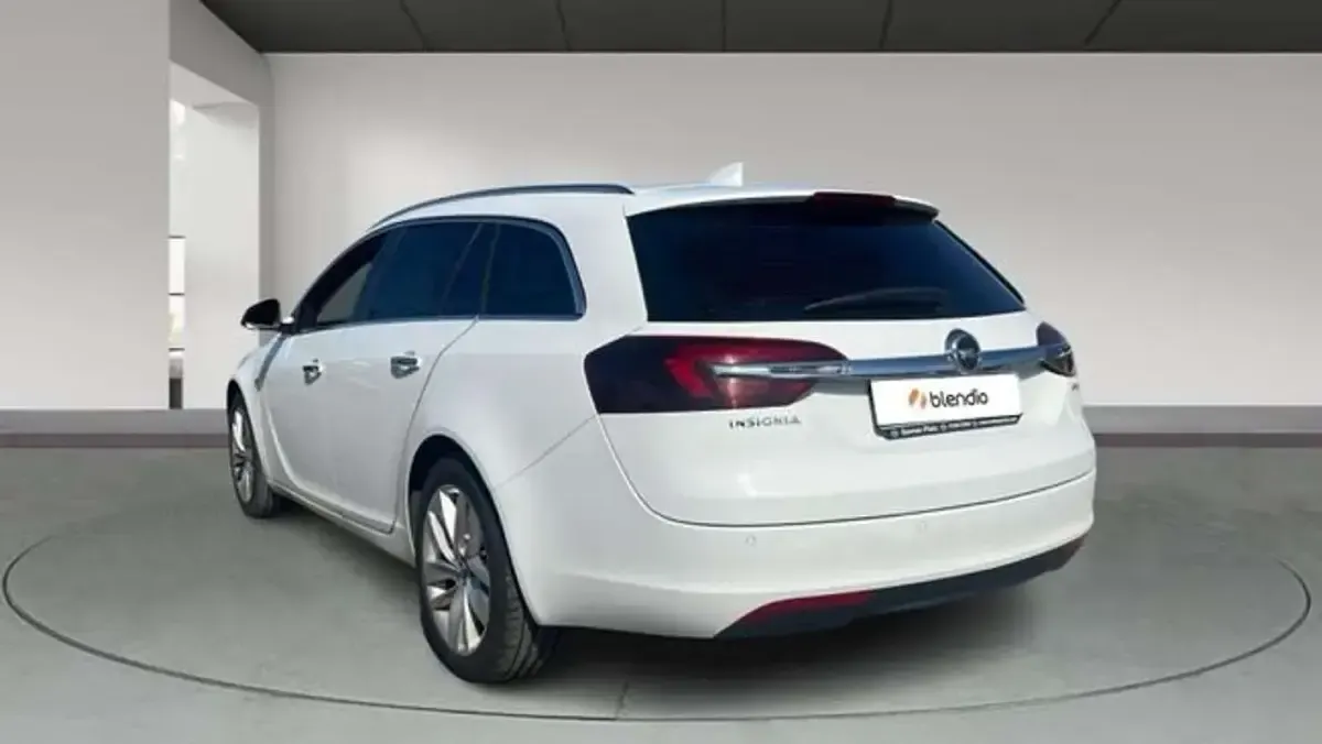 Usado Opel Insignia Selective 136 CV (100 kW) 2017 Blanco Familiar