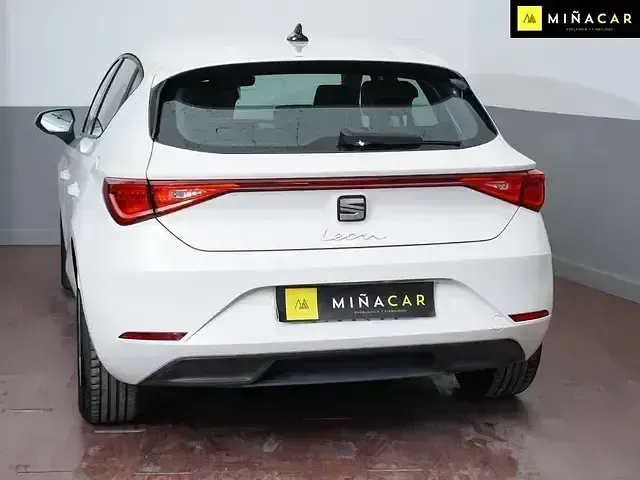Usado Seat Leon Style 110 CV (80 kW) 2022 Blanco Familiar