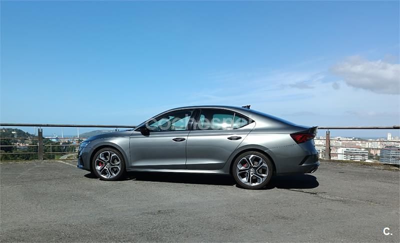 Gris / plata Usado 2022 Skoda Octavia RS Berlina | 30.900 € (Un poco caro) - Imagen 1/4