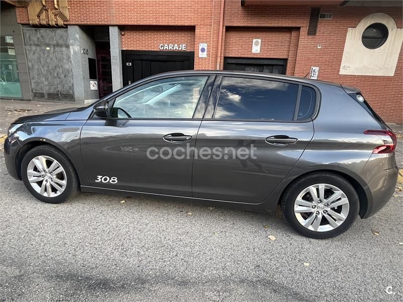 Usado Peugeot 308 Active 130 CV (95 kW) 2018 Gris / plata Berlina