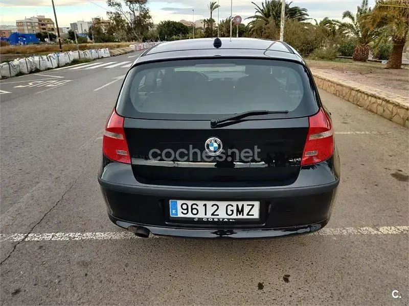Usado BMW 116 122 CV (89 kW) 2009 Negro Utilitario