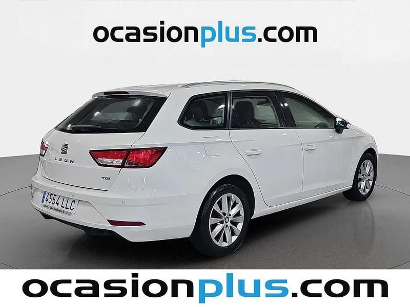 Usado Seat Leon Style 130 CV (95 kW) 2020 Blanco Monovolumen