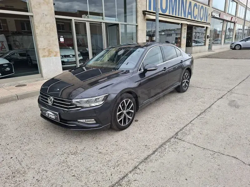 Usado VW Passat Executive 120 CV (88 kW) 2020 Gris / plata Berlina