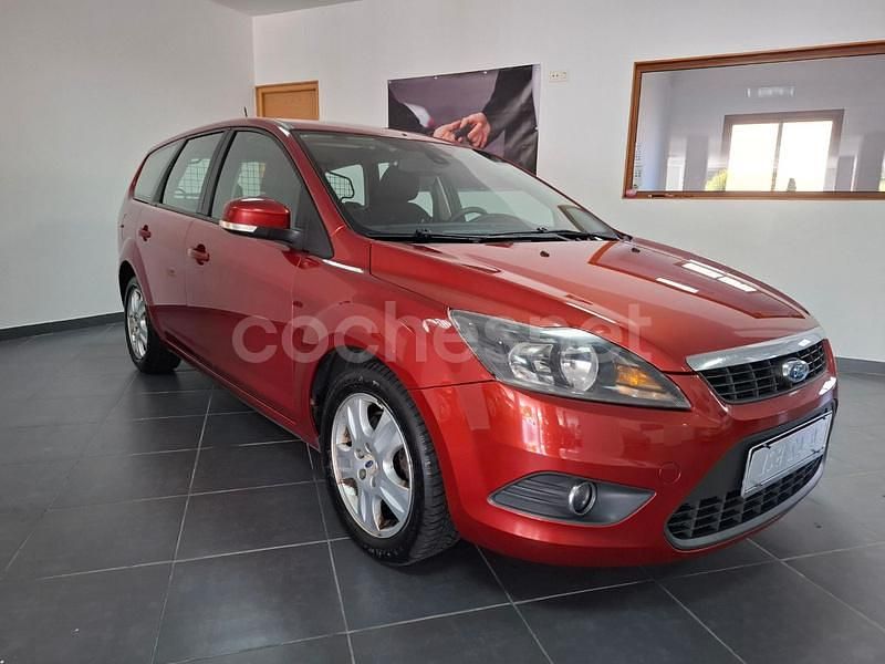Usado Ford Focus Trend 136 CV (100 kW) 2009 Granate Familiar