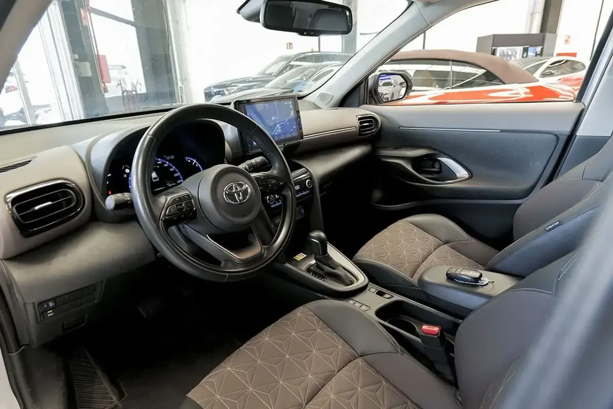 Usado Toyota Yaris Hybrid Style 115 CV (84 kW) 2022 Gris claro