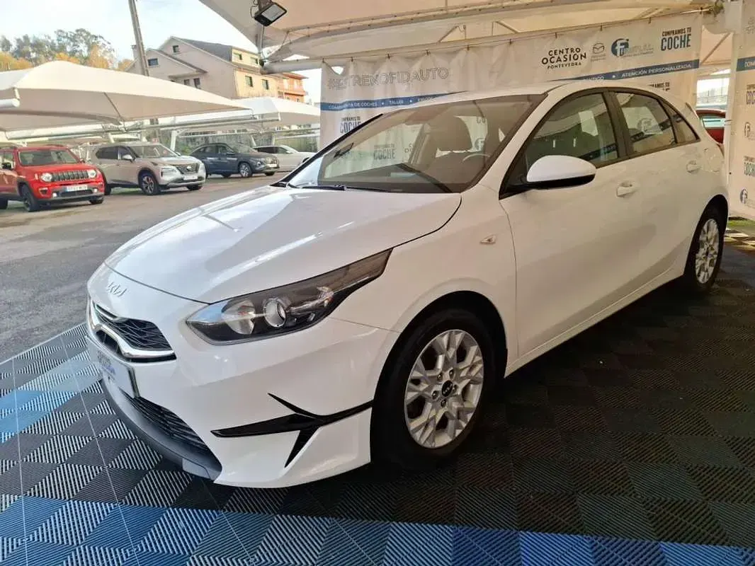 Usado Kia Ceed 120 CV (88 kW) 2023 Blanco Utilitario