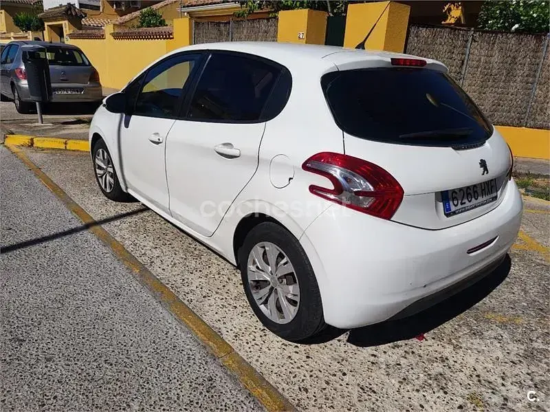 Usado Peugeot 208 Active 68 CV (50 kW) 2014 Blanco Utilitario