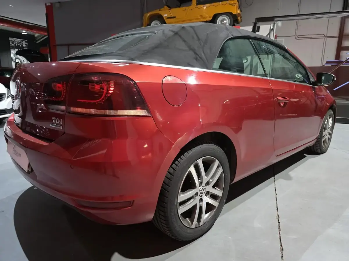 Usado VW Golf VII 105 CV (77 kW) 2012 Granate Descapotable