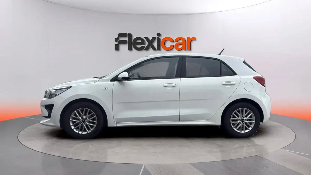 Usado Kia Rio 84 CV (61 kW) 2021 Blanco Berlina