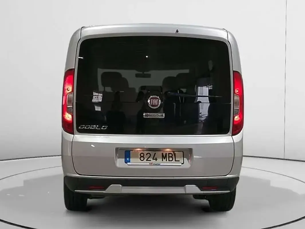 Usado Fiat Doblò Trekking 120 CV (88 kW) 2022 Gris Monovolumen
