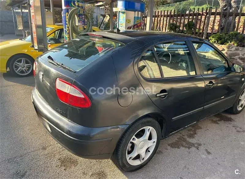 Usado Seat Leon 105 CV (77 kW) 2002 Negro Utilitario